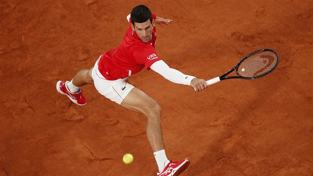 Srb Novak Djokovi hraje balonek ve finle Roland Garros.