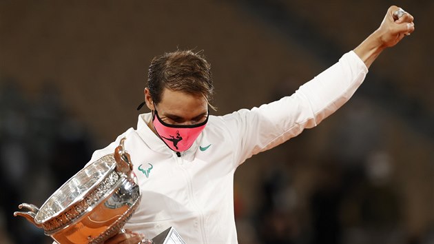 panl Rafael Nadal se raduje z vtzstv na Roland Garros.