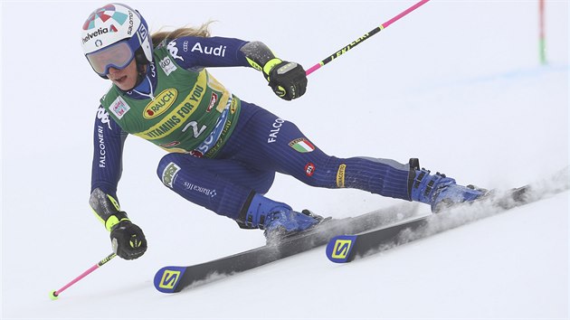Italka Marta Bassinov svit po trati obho slalomu v Sldenu.