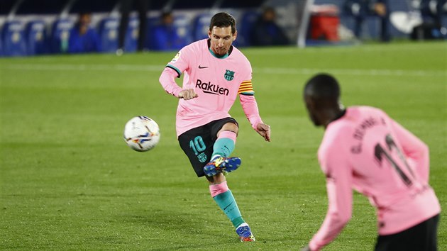 Lionel Messi z Barcelony zahrv pm voln kop.