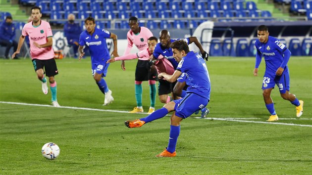 Jaime Mata z Getafe promuje pokutov kop v zpase proti Barcelon.