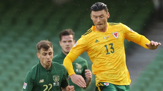 Irsk zlonk Jayson Molumby (vlevo) a Kieffer Moore z Walesu