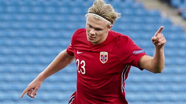 Norsk tonk Erling Braut Haaland oslavuje jeden ze svch t gl do st Rumunska.