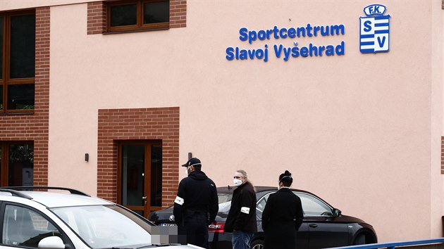 Policist z tvaru Nrodn centrly proti organizovanmu zloinu (na snmku) zasahuj v prask budov Sportcentra Slavoj Vyehrad. (16. jna 2020)