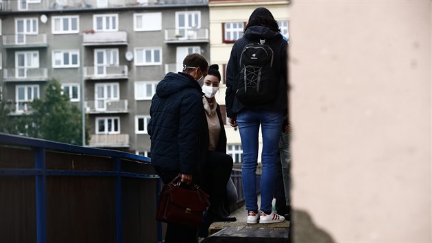 Policist z tvaru Nrodn centrly proti organizovanmu zloinu (na snmku) zasahuj v prask budov Sportcentra Slavoj Vyehrad. (16. jna 2020)