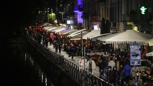 Zaplněné nábřeží kanálu Naviglio Grande v italském Miláně. (13. října 2020)