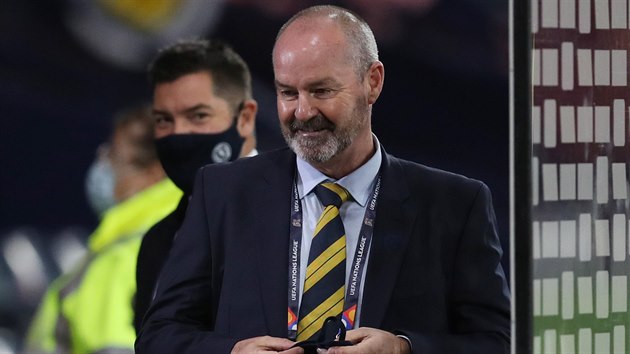 Skotsk trenr Steve Clarke ped zpasem Ligy nrod proti esku.