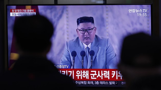 Severn Korea uspodala non vojenskou pehldku. Z televize k lidem hovo tamn vdce Kim ong-un. (10. jna 2020)