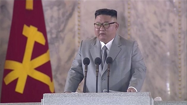 Severn Korea uspodala non vojenskou pehldku. K lidu prv hovo tamn vdce Kim ong-un. (10. jna 2020)