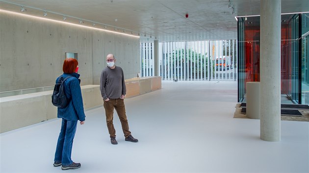 Jihočeská redakce MF NES jako první navštívila novou přístavbu budějovické Jihočeské vědecké knihovny. Průvodcem byl ředitel Ivo Kareš.