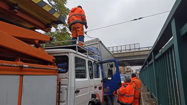 Kamion poškodil v podjezdu v ulici 17. listopadu trolejové vedení.