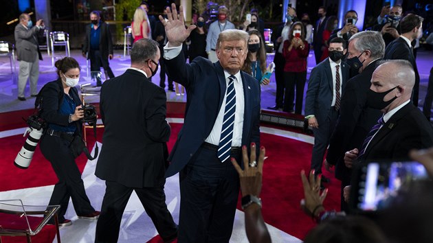 Souasn americk prezident Donald Trump pi prbhu ivho hodinovho fra NBC News se skupinou voli na Florid v Miami. (15. jna 2020)