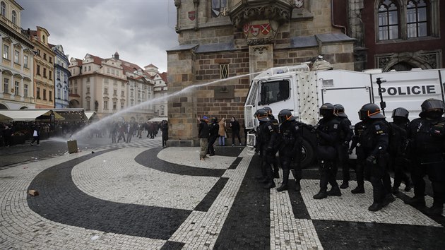 Policist opakovan vyzvaj vechny, aby opustili prask Staromstsk nmst. Zasahuj tkoodnci a ulicch je hodn koue. Vzduchem lt vechno, co maj demonstranti po ruce. Dlaebn kostky, lhve od piva, plechovky. (18. jna 2020)