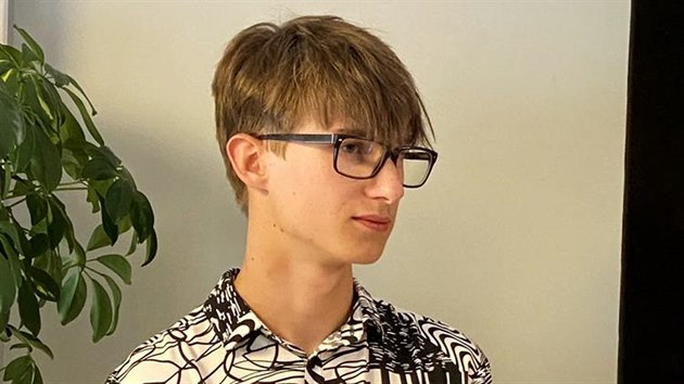 Matěj Polášek pro novou českou pohádku vytvořil kresby čarodějnice a také soch, ke kterým princezna ztracená v čase putovala.