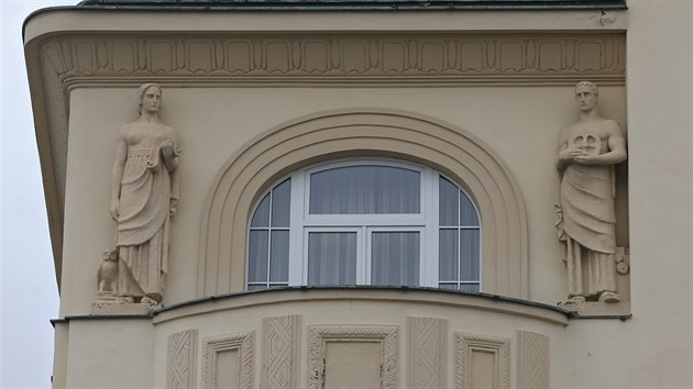 Sochy na levé straně radnice symbolizují Spravedlnost a Práci. Traduje se, že jejich autorem je ve své době velmi oblíbený komik Ferenc Futurista.