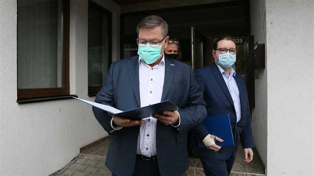 Zástupci tří politických uskupení - ANO, ODS a Spojenců pro kraj – dnes odpoledne podepsali koaliční prohlášení. Vpředu Jan Schiller, budoucí hejtman. (Most, 19. října 2020)