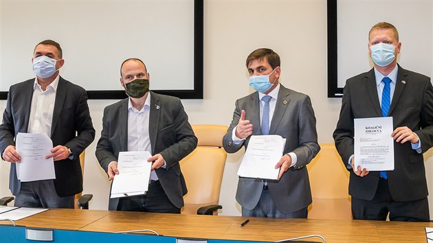 Zleva Ale Cabicar (TOP09), Adam Valenta (Pirti), Martin ervek (ODS) a Pavel Blobrdek (KDU-SL) po podpisu koalin smlouvy v Hradci Krlov (19. 10. 2020)