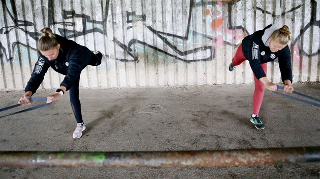 Basketbalistky KP Brno trnuj bhem pandemickch omezen pod mostem. Vlevo Sarah Bernkov, vpravo Eva Kopeck.