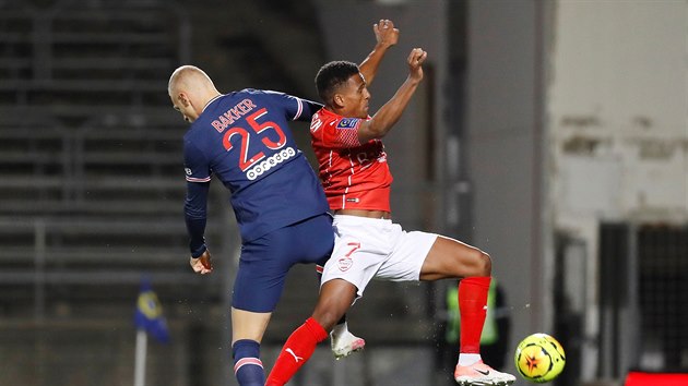 Mitchel Bakker (vlevo) z Paris St Germain a Per Niclas Eliasson z Nimes v souboji