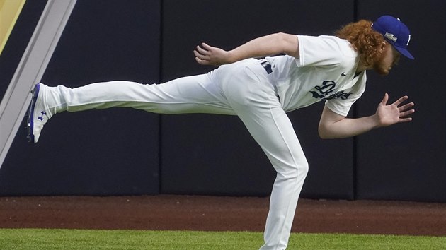 Dustin May z Los Angeles Dodgers se rozehv.