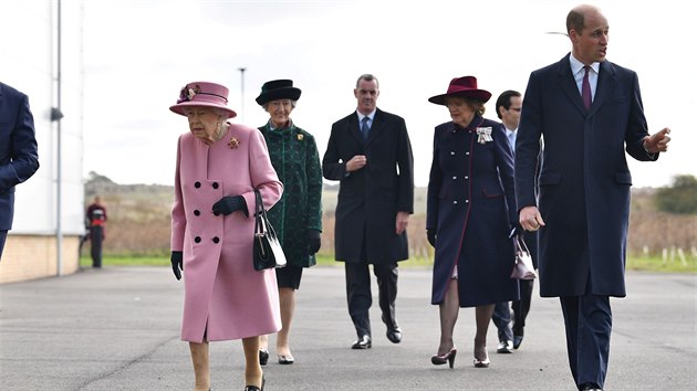 Krlovna Albta II. a princ William na nvtv armdnho vzkumnho centra Porton Down (Porton, 15. jna 2020)