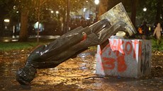Stržená socha prezidenta Abrahama Lincolna v Portlandu. (11. října 2020) Stržená socha prezidenta Abrahama Lincolna v Portlandu. (11. října 2020)