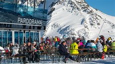 Turisté v lyžařském středisku Ischgl v březnu 2020. Turisté v lyžařském středisku Ischgl v březnu 2020.
