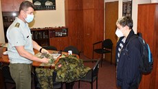 Plukovník Radek Šíba se s chlapcem ve čtvrtek osobně sešel a poděkoval mu. (15.... Plukovník Radek Šíba se s chlapcem ve čtvrtek osobně sešel a poděkoval mu. (15....