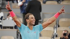panl Rafael Nadal se raduje z vítzství na Roland Garros.