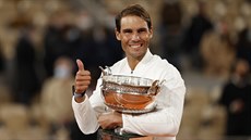 panl Rafael Nadal pózuje s pohárem po vítzství na Roland Garros.