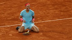panl Rafael Nadal se raduje po vítzství ve finále Roland Garros.