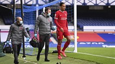 Zranný obránce Liverpoolu Virgil van Dijk opoutí hit doprovázený klubovými...