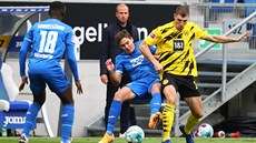 Thomas Meunier (Dortmund) kryje mí ped Robertem Skovem z Hoffenheimu.