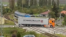 Na železničním přejezdu v Okříškách v pondělí zůstal mezi sklopenými závorami... Na železničním přejezdu v Okříškách v pondělí zůstal mezi sklopenými závorami...