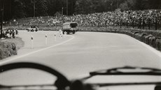 Farinova zatáčka v roce 1986 pohledem řidiče vozu rozvážejícího novináře před... Farinova zatáčka v roce 1986 pohledem řidiče vozu rozvážejícího novináře před...