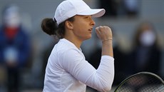 Iga wiateková slaví vítzný mí ve finále Roland Garros.