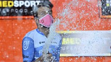 Alex Dowsett slaví na pódiu vítězství v 8. etapě Gira. Alex Dowsett slaví na pódiu vítězství v 8. etapě Gira.