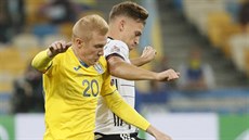 O mí bojují Ukrajinec Viktor Kovalenko (vlevo) a Joshua Kimmich z Nmecka.