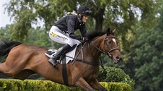 Žokejka Veronika Škvařilová-Řezáčová při závodu v bratislavské Petržalce (21.... Žokejka Veronika Škvařilová-Řezáčová při závodu v bratislavské Petržalce (21....
