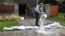 Obsluha jezu, u nějž je elektrárna, podle starorsty slov nechala zavřená... Obsluha jezu, u nějž je elektrárna, podle starorsty slov nechala zavřená...