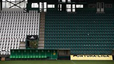 Kvůli vládním opatřením proti šíření koronaviru byla zrušena i fotbalová utkání... Kvůli vládním opatřením proti šíření koronaviru byla zrušena i fotbalová utkání...