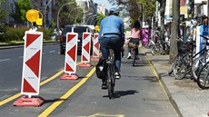 Provizorní cyklistické stezky v Berlíně podle odpůrců brání automobilové... Provizorní cyklistické stezky v Berlíně podle odpůrců brání automobilové...