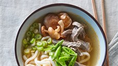Hovězí polévka s udon nudlemi Hovězí polévka s udon nudlemi