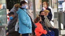 Cestující v Ostravě až na výjimky dodržují staronové nařízení nosit roušky i na... Cestující v Ostravě až na výjimky dodržují staronové nařízení nosit roušky i na...