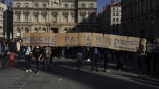 Desetitisíce lidí po celé Francii uctily památku středoškolského učitele... Desetitisíce lidí po celé Francii uctily památku středoškolského učitele...