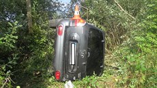 Auto skončilo v příkopu, řidič z něj vypadl na vozovku. Auto skončilo v příkopu, řidič z něj vypadl na vozovku.