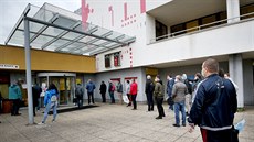 Lidé se v době nouzového stavu srocují na úřadech. Na registru řidičů na... Lidé se v době nouzového stavu srocují na úřadech. Na registru řidičů na...