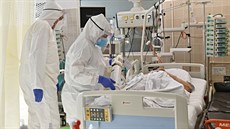 Zdravotníci z Fakultní nemocnice Brno převáží pacienta s onemocněním covid-19... Zdravotníci z Fakultní nemocnice Brno převáží pacienta s onemocněním covid-19...