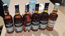 Mladík si chtěl z pardubické prodejny odnést šest lahví tvrdého alkoholu. Mladík si chtěl z pardubické prodejny odnést šest lahví tvrdého alkoholu.