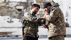 Arménští vojáci kouří před nemocnicí v oblasti Náhorního Karabachu. (15. října... Arménští vojáci kouří před nemocnicí v oblasti Náhorního Karabachu. (15. října...